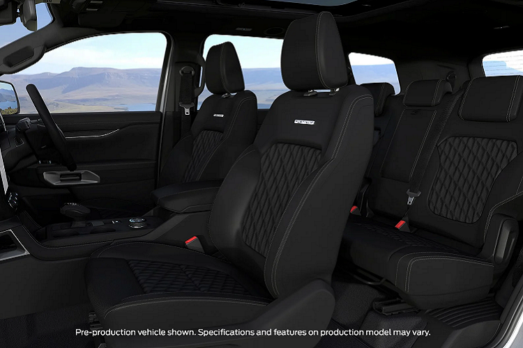 Hàng ghế thứ hai trượt với lưng ghế chia 60:40 trong khi các phiên bản Platinum có hàng ghế thứ ba chia 50:50 có thể gập lại chỉ bằng một nút bấm.