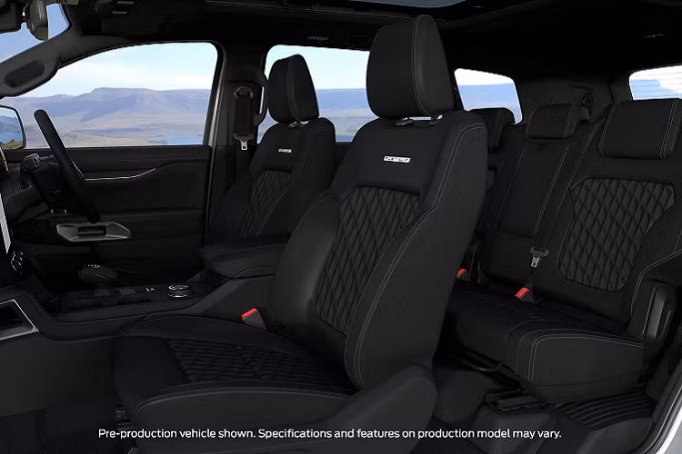 Hàng ghế thứ hai trượt với lưng ghế chia 60:40 trong khi các phiên bản Platinum có hàng ghế thứ ba chia 50:50 có thể gập lại chỉ bằng một nút bấm.