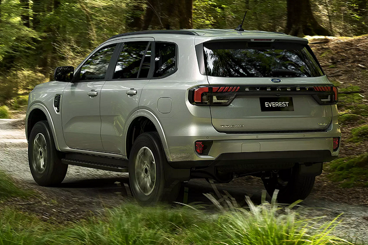 Ở một số thị trường, Ford Everest 2022 sẽ có phiên bản động cơ xăng 4cyl dung tích 2.3L tăng áp Ecoboost. Vì được phát triển trên cùng một nền tảng với “người anh em” Ranger, Everest 2022 sở hữu nội thất hiện đại như Ranger 2022 với nhiều đổi mới bao gồm: màn hình hỗ trợ lái kỹ thuật số, phanh tay điện tử, bên cạnh các trang bị tiện nghi khác như cần số điện tử, núm xoay chọn chế độ lái. 