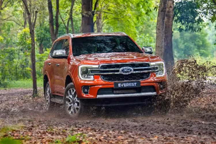 Sau 7 năm được bán ra trên thị trường, Ford Everest 2022 mới đã chính đã ra mắt. Xe được phát triển trên cùng một nền tảng với "người anh em" Ford Ranger thế hệ mới.