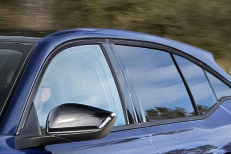 Thay đổi lớn hơn xảy ra ở phía sau. Vì 4008 là một chiếc SUV coupe nên xe sẽ có đường bao mái dốc xuống ngay sau cột B và một đường gấp khúc ngay cạnh cột C làm nổi bật góc phía sau - điều không thấy trên 3008 và 308 hatchback / station wagon.