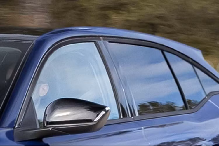 Thay đổi lớn hơn xảy ra ở phía sau. Vì 4008 là một chiếc SUV coupe nên xe sẽ có đường bao mái dốc xuống ngay sau cột B và một đường gấp khúc ngay cạnh cột C làm nổi bật góc phía sau - điều không thấy trên 3008 và 308 hatchback / station wagon.