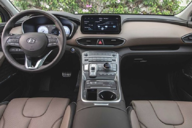 Cung cấp sức mạnh cho SantaFe hybrid là động cơ xăng tăng áp 1.6L, 4 xy-lanh kết hợp với một mô-tơ điện. Đi kèm với hệ thống truyền động này là cụm pin lithium-ion 1,49 kWh và hộp số tự động 6 cấp, cho tổng công suất 230 mã lực và mô-men xoắn cực đại 350 Nm. Xe được trang bị hệ dẫn động 4 bánh.