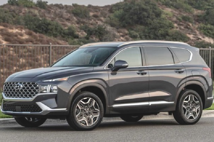 SantaFe hybrid giữ nguyên nhiều tính năng an toàn, hỗ trợ người lái tương tự các phiên bản đang bán. Tùy theo từng thị trường, việc lên cấu hình xe sẽ được nghiên cứu và kết hợp tối ưu. Do đó, những trang bị, tính năng có sẵn cho xe tại thị trường Hàn Quốc có thể không xuất hiện trên xe tại Việt Nam.