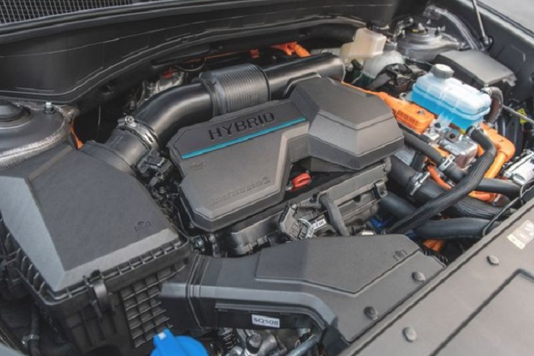 Tại quê nhà Hàn Quốc, giá xe Hyundai SantaFe Hybrid dao động từ 35,57 - 43,21 triệu Won (khoảng 721 - 876 triệu đồng). Xe có 2 cấu hình 5 chỗ hoặc 7 chỗ, đi kèm 3 cấp độ trang bị là Exclusive, Prestige và Calligraphy.