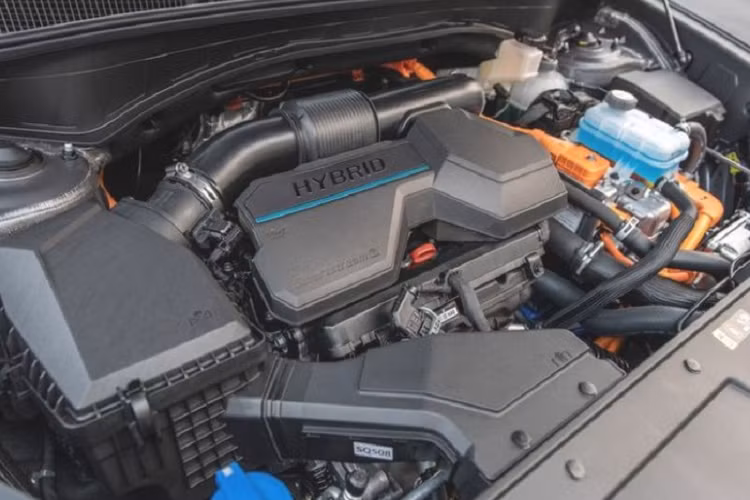 Tại quê nhà Hàn Quốc, giá xe Hyundai SantaFe Hybrid dao động từ 35,57 - 43,21 triệu Won (khoảng 721 - 876 triệu đồng). Xe có 2 cấu hình 5 chỗ hoặc 7 chỗ, đi kèm 3 cấp độ trang bị là Exclusive, Prestige và Calligraphy.