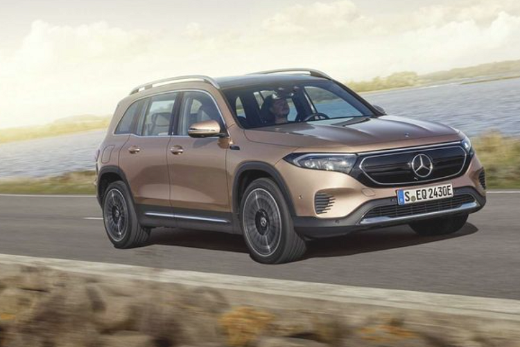 Mẫu xe SUV Mercedes-Benz EQB chạy điện sở hữu đồng hồ kỹ thuật số 10,25 inch và màn hình cảm ứng cùng kích thước. Vô lăng thể thao tích hợp phím chức năng. Các trang bị an toàn nổi bật bao gồm phanh tự động với tính năng phát hiện người đi bộ, hỗ trợ giữ làn đường chủ động, hệ thống giám sát điểm mù thông minh.