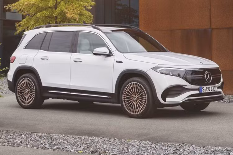 Cao cấp hơn bản Exclusive là bản Pinnacle, khách hàng sẽ nhận được tất cả các tính năng tương tự bản Exclusive, cộng với dàn âm thanh vòm Burmester HiFi, cửa sổ trời toàn cảnh và camera toàn cảnh giả lập 3D. 