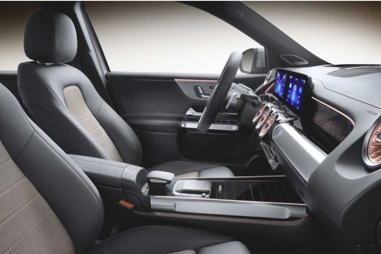 Tăng thêm 3.550 USD ( 81,6 triệu VND), người dùng sẽ nhận được bản EQB 350 4Matic với động cơ kép sản sinh công suất 288 mã lực cùng mô men xoắn đạt 521 Nm. Dù vậy, trên phiên bản này vẫn chỉ được trang bị khối pin 66,5 kWh.