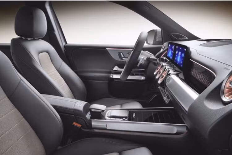 Tăng thêm 3.550 USD ( 81,6 triệu VND), người dùng sẽ nhận được bản EQB 350 4Matic với động cơ kép sản sinh công suất 288 mã lực cùng mô men xoắn đạt 521 Nm. Dù vậy, trên phiên bản này vẫn chỉ được trang bị khối pin 66,5 kWh.