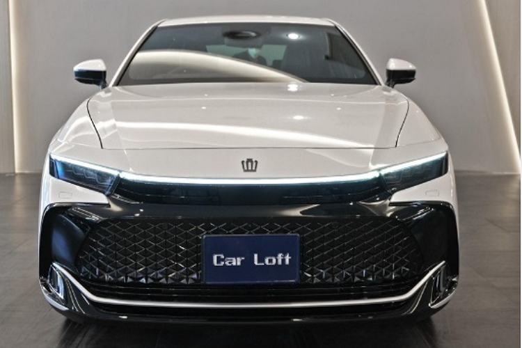 Xuất hiện tại Thái Lan, Toyota Crown Crossover 2023 mang màu sơn trắng muốt bắt mắt. Xe có nhiều chi tiết được lấy cảm hứng từ bZ4X. Phần đầu xe nổi bật với cụm đèn pha thanh mảnh và hốc hút gió rộng được che kín phần lớn.