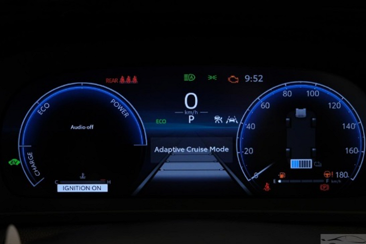 Phía đuôi xe gây ấn tượng với thiết kế không khác gì một chiếc SUV. Xe được trang bị dải đèn hậu công nghệ LED được bố trí kéo dài theo chiều rộng thân xe, cửa cốp có thiết kế khá ngắn, tích hợp tem chữ nổi "Crown" và cản sau có nẹp màu bạc tương tự cản trước.