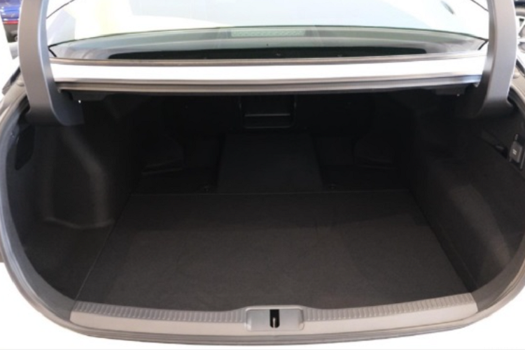 Theo hãng công bố, lượng xăng tiêu thụ trung bình của xe là 22,4 km/lít (khoảng 4,46 lít/100 km). Xe có 6 chế độ lái là Normal, Eco, Sport, Sport+, Comfort và Custom hứa hẹn mang đến cho người dùng những trải nghiệm tuyệt vời nhất.