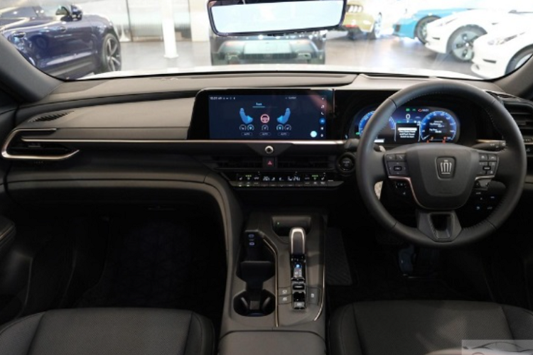 Đường dập gân kéo dài từ chắn bùn trước đến cửa sau và ốp trang trí màu đen bóng trên cửa. Đường chân kính của xe đi kèm nẹp màu bạc tạo cảm giác sang trọng trong khi nóc được thiết kế dốc dần về phía sau. Gương chiếu hậu có tính năng gập điện, chỉnh điện, tích hợp đèn báo rẽ và camera. Xe sở hữu “dàn chân” 21 inch với thiết kế đa chấu và sơn màu xám.