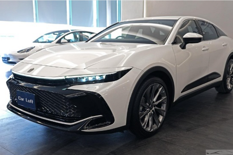 Toyota Crown Crossover 2023 tại Thái Lan sở hữu thiết kế là sự kết hợp giữa sedan và SUV. Xe được phát triển dựa trên cơ sở gầm bệ TNGA-K, Toyota Crown Crossover 2023 sở hữu chiều dài x rộng x cao lần lượt là 4.930 - 1.840 - 1.540 mm, chiều dài cơ sở 2.850 mm và chiều cao gầm 145 mm. So với thế hệ cũ, xe dài và rộng hơn đáng kể.