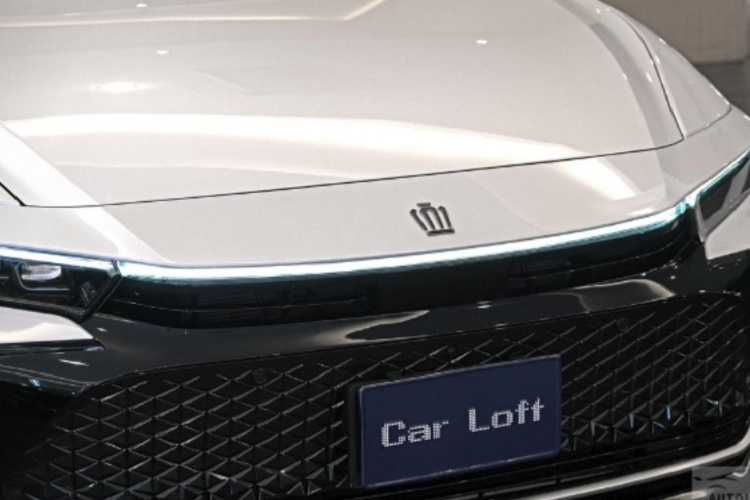 Xe cũng sở hữu mái dốc về phía sau và cánh gió hậu kín đáo. Cản trước của xe được tích hợp lưới tản nhiệt cỡ lớn hơn với mắt lưới mắt cáo sơn màu đen bóng, tương tự viền bao quanh. Ngoài ra, ở phiên bản mới này, xe còn được trang bị thêm nẹp màu bạc nằm vắt ngang trên cản trước. Cùng với dải đèn LED định vị ban ngày. Kiểu dáng thiết kế này nhìn đầu xe có phần rộng và bề thế hơn.