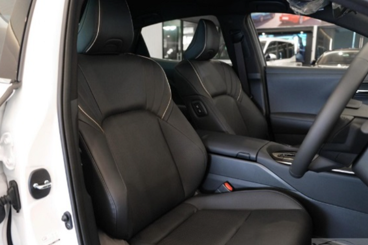 Về nội thất, xe có thiết kế 5 chỗ ngồi thoải mái, rộng rãi. Bên trong cabin sở hữu những tính năng có lẽ sẽ làm hài lòng cả những người khó tính nhất. Chiếc Crossover nhà Toyota được trang bị đồng hồ đo dạng kỹ thuật số 12,3 inch và màn hình giải trí 12,3 inch đặt nổi, hỗ trợ kết nối Apple Carplay và Android Auto không dây.