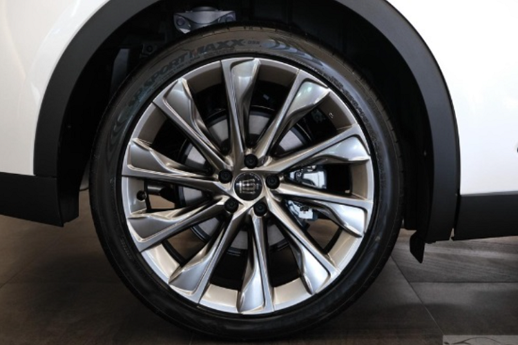 Cung cấp sức mạnh cho Toyota Crown Crossover 2023 là hệ truyền động hybrid, bao gồm máy xăng 4 xi-lanh, hút khí tự nhiên, dung tích 2.5L, kết hợp với 2 mô-tơ điện. Động cơ sở hữu công suất tối đa 186 mã lực và mô-men xoắn cực đại 221 Nm. Hai con số tương ứng của mô-tơ điện trên cầu trước là 120 mã lực và 202 Nm. Trong khi đó, mô-tơ điện trên cầu sau mạnh 54,4 mã lực và 121 Nm.