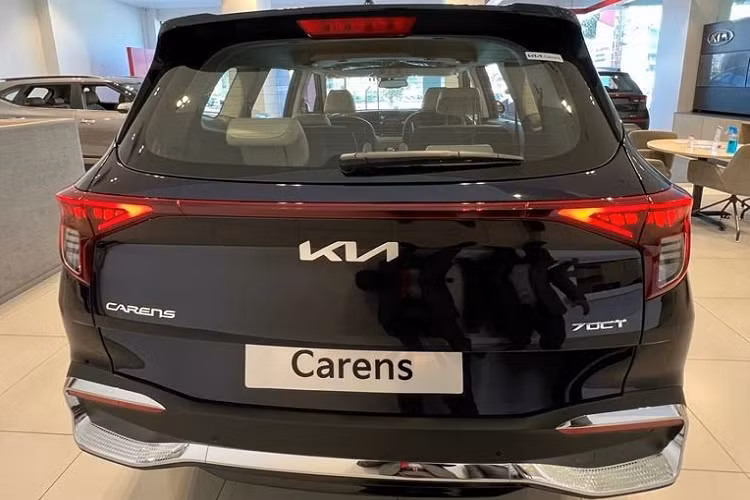 Cuối cùng là những trang bị an toàn như 6 túi khí, phanh đĩa trên 4 bánh, hệ thống chống bó cứng phanh ABS, hệ thống cân bằng điện tử, trợ lực phanh, hỗ trợ khởi hành ngang dốc, hỗ trợ đổ đèo, cảm biến đỗ xe phía sau và cảnh báo áp suất lốp. Sau Ấn Độ, Kia Carens 2022 sẽ được giới thiệu tại những thị trường khác như Indonesia và châu Mỹ Latin. Hiện chưa rõ hãng Kia có kế hoạch đưa mẫu MPV này về Việt Nam hay không. 