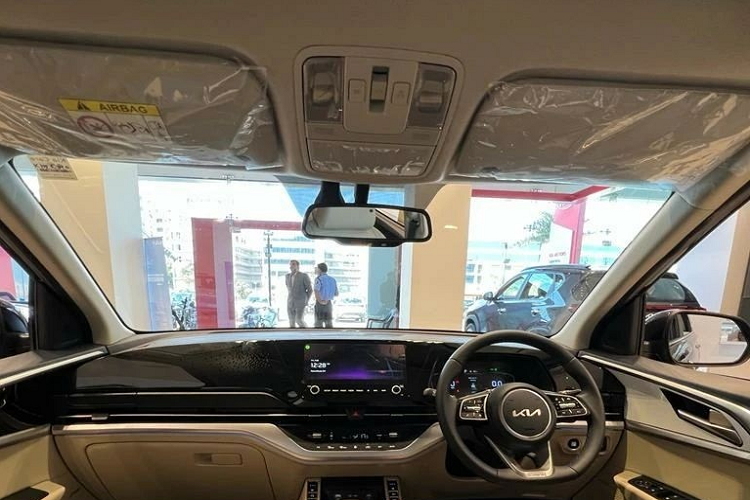 Những trang bị đáng chú ý của mẫu MPV này ở thị trường Ấn Độ bao gồm cửa sổ trời toàn cảnh Panorama, hệ thống đèn viền 64 màu, màn hình thông tin giải trí dạng cảm ứng 10,25 inch, hỗ trợ Apple CarPlay/Android Auto, hệ thống âm thanh Bose 8 loa, lọc không khí và tính năng cập nhật phần mềm qua Wifi. Tuy nhiên, xe không có phanh tay điện tử và tính năng tự động giữ phanh tạm thời.