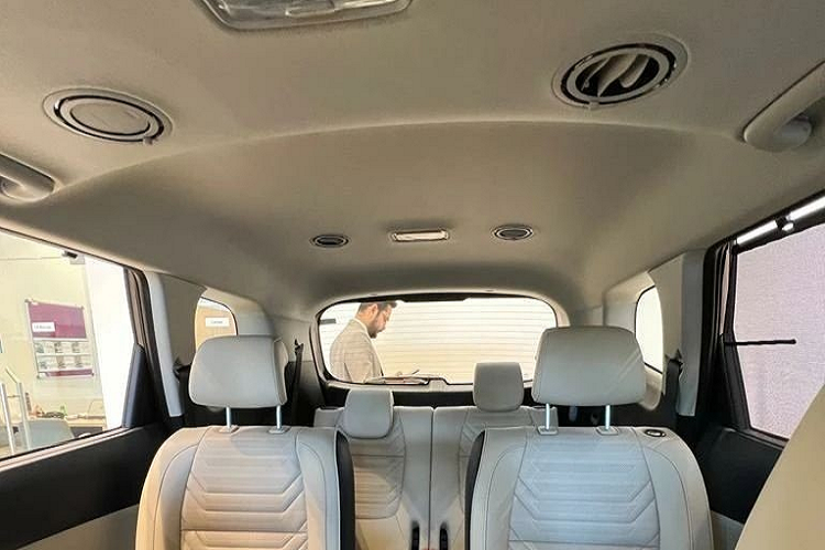 Ngoài hệ thống đèn, những chi tiết mạ crôm cũng giúp Kia Carens 2022 trông cao cấp hơn. Thêm vào đó là bộ vành hợp kim 16 inch, sơn phối 2 màu thể thao, và nẹp thân xe theo phong cách SUV.