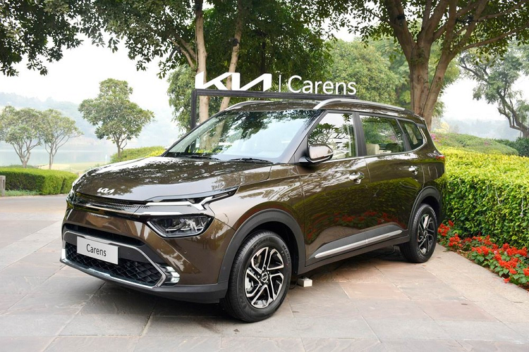 Kia Carens 2022 o An Do re bang 1/2 Mitsubishi Xpander Viet Nam