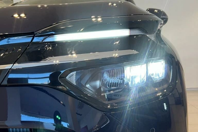 Với sự xuất hiện của mẫu MPV này, thương hiệu Kia hiện có tổng cộng 4 sản phẩm tại thị trường Ấn Độ, bao gồm Carnival, Carens, Seltos và Sonet. Tương tự Seltos và Sonet, Kia Carens 2022 cũng ra mắt ở Ấn Độ đầu tiên. So với đàn anh Carnival hiện đang bán tại Ấn Độ, Kia Carens 2022 có kích thước nhỏ hơn nhiều. Cụ thể, xe sở hữu chiều dài 4.540 mm, chiều rộng 1.800 mm, chiều cao 1.700 mm, chiều dài cơ sở 2.780 mm và chiều cao gầm 195 mm.