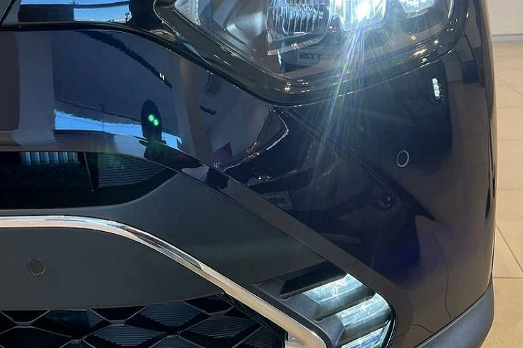 Không chỉ có chiều dài cơ sở lớn nhất phân khúc MPV cỡ nhỏ ở thị trường Ấn Độ, Kia Carens 2022 còn được áp dụng phong cách thiết kế táo bạo nhờ ngôn ngữ Opposites United mới. Đồng thời, xe được trang bị đèn pha, đèn hậu, đèn sương mù và dải đèn định vị ban ngày dạng LED hiện đại.