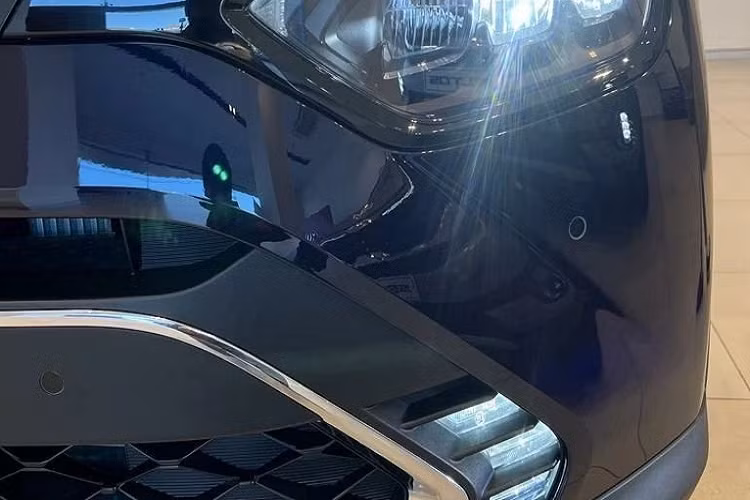 Không chỉ có chiều dài cơ sở lớn nhất phân khúc MPV cỡ nhỏ ở thị trường Ấn Độ, Kia Carens 2022 còn được áp dụng phong cách thiết kế táo bạo nhờ ngôn ngữ Opposites United mới. Đồng thời, xe được trang bị đèn pha, đèn hậu, đèn sương mù và dải đèn định vị ban ngày dạng LED hiện đại.