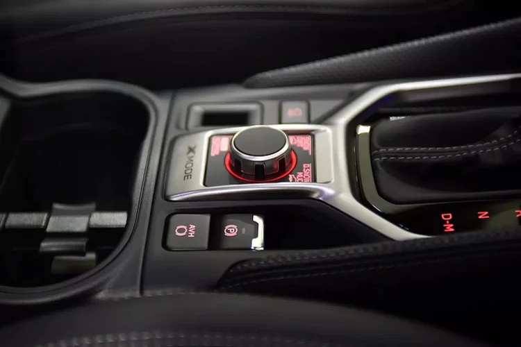 Hệ thống Kiểm Soát Hành Trình Thích Ứng (ACC) được nâng cấp chức năng Định Tâm Làn Đường. Chức năng này cho phép giữ xe Forester mới luôn di chuyển ở giữa làn đường, kể cả trên đường thẳng hay đường cong nhẹ.