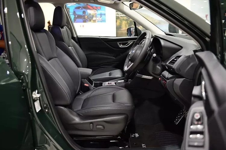 Tính năng Cảnh Báo Chệch Làn được bổ sung chức năng Hỗ Trợ Giữ Làn. Chức năng này cho phép hệ thống tự động điều chỉnh nhẹ vô-lăng hướng vào phía trong làn xe Forester đang đi, khi phát hiện người lái có xu hướng lái xe đè lên vạch kẻ chia làn đường khi di chuyển với vận tốc từ 60km/h trở lên.