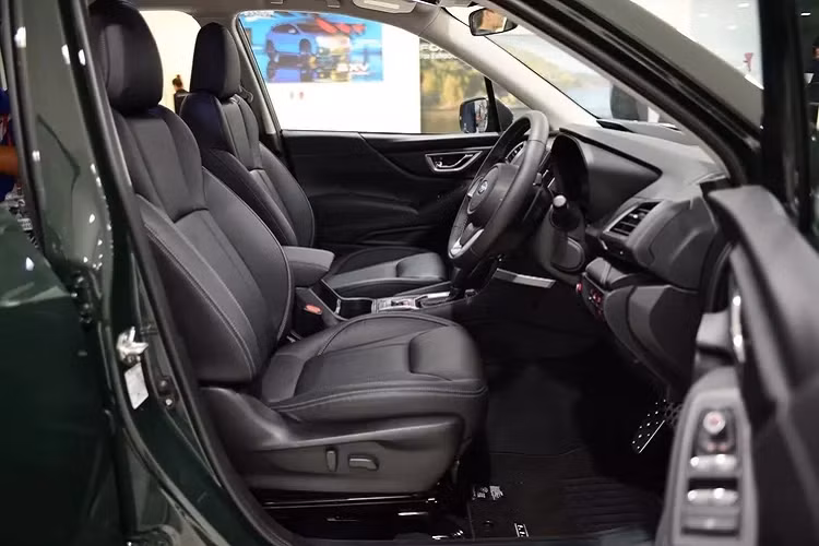 Tính năng Cảnh Báo Chệch Làn được bổ sung chức năng Hỗ Trợ Giữ Làn. Chức năng này cho phép hệ thống tự động điều chỉnh nhẹ vô-lăng hướng vào phía trong làn xe Forester đang đi, khi phát hiện người lái có xu hướng lái xe đè lên vạch kẻ chia làn đường khi di chuyển với vận tốc từ 60km/h trở lên.