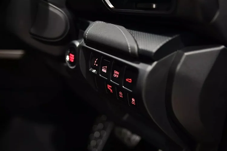 Công nghệ hỗ trợ người lái tiên tiến EyeSight 4.0 sẽ bao gồm 9 tính năng trong đó có 3 tính năng mới là: Tính Năng Đánh Lái Tự Động Khẩn Cấp giúp điều hướng Forester tránh khỏi một phương tiện hoặc vật cản phía trước để phòng ngừa va chạm xảy ra (khi xe di chuyển với vận tốc đến 80km/h).