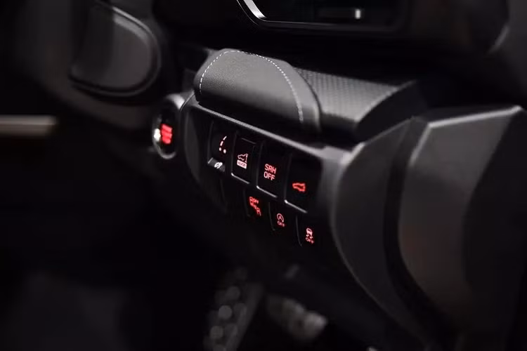 Công nghệ hỗ trợ người lái tiên tiến EyeSight 4.0 sẽ bao gồm 9 tính năng trong đó có 3 tính năng mới là: Tính Năng Đánh Lái Tự Động Khẩn Cấp giúp điều hướng Forester tránh khỏi một phương tiện hoặc vật cản phía trước để phòng ngừa va chạm xảy ra (khi xe di chuyển với vận tốc đến 80km/h).