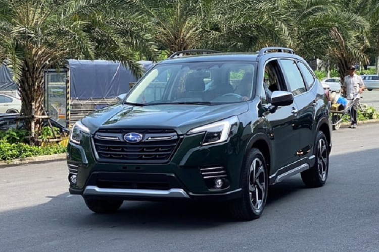 Tại Việt Nam, giá xe Subaru Forester 2023 sẽ được bán ra tương ứng với 3 phiên bản cụ thể như sau: Subaru Forester 2.0 i-L: 969.000.000 đồng. Subaru Forester 2.0 i-L EyeSight: 1.099.000.000 đồng. Subaru Forester 2.0 i-S EyeSight: 1.199.000.000 đồng.