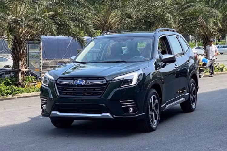 Tại Việt Nam, giá xe Subaru Forester 2023 sẽ được bán ra tương ứng với 3 phiên bản cụ thể như sau: Subaru Forester 2.0 i-L: 969.000.000 đồng. Subaru Forester 2.0 i-L EyeSight: 1.099.000.000 đồng. Subaru Forester 2.0 i-S EyeSight: 1.199.000.000 đồng.