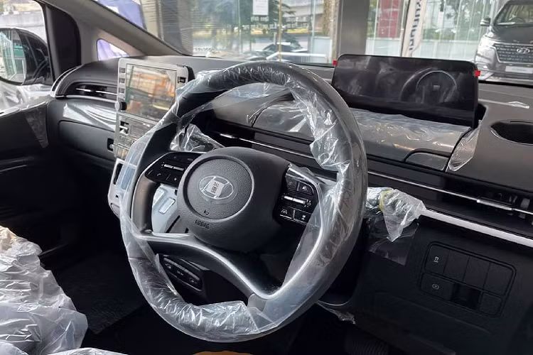 Khả năng cao, chiếc Hyundai Staria tại Việt Nam là phiên bản sử dụng động cơ dầu 4cyl 2.2L tăng áp cho công suất tối đa 177 mã lực tại 3.800 vòng/phút và mô-men xoắn cực đại 430Nm tại dải vòng tua 1.500 – 2.500 vòng/phút.