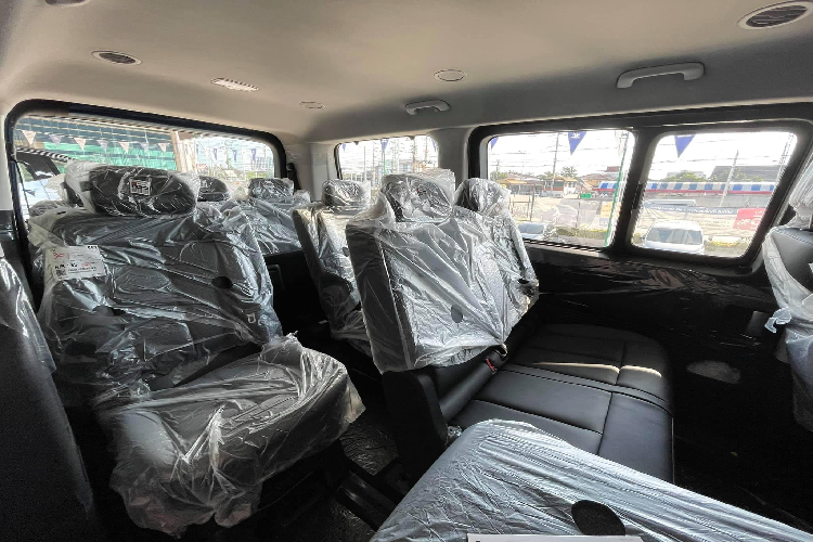 Hyundai Staria có cấu hình 11 chỗ ngồi với 4 hàng ghế bố trí 3/3/2/3. Ở phiên bản cao cấp đang phân phối chính hãng tại Thái, nội thất xe sử dụng ghế bọc da, ghế lái chỉnh điện 12 hướng, 3 hàng ghế sau có thể gập phẳng.