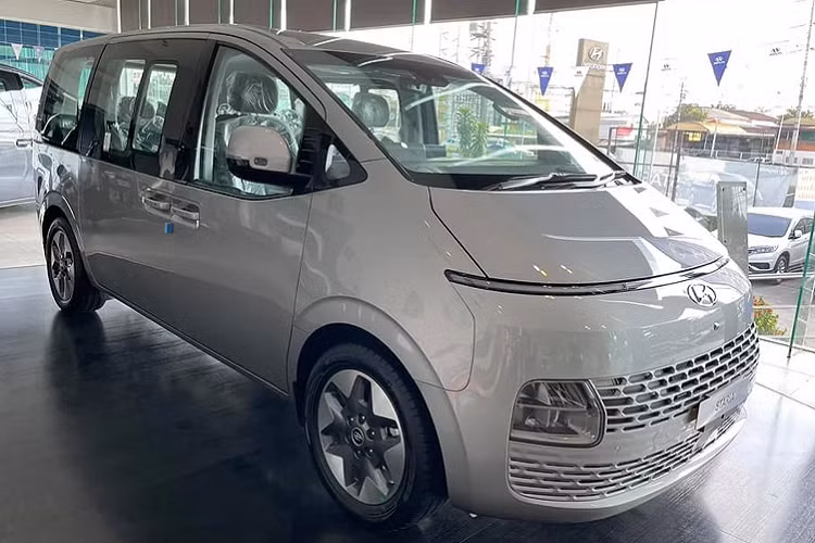 Bên cạnh nhiều tiện nghi như sạc điện thoại không dây, các cổng sạc USD tiện lợi. Cửa sổ trời toàn cảnh, cửa sổ điện chống kẹt. Cửa trượt trái phải, đóng mở bằng điện. Cửa hậu đóng mở bằng điện. Hệ thống đóng mở cửa sau mà không cần dùng tay. Nội thất được thiết kế đơn giản, nhưng hiện đại và thân thiện với người dùng.