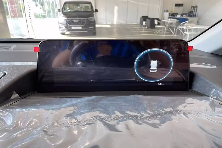 Sức mạnh được truyền xuống cầu trước (FWD), thông qua hộp số tự động 8 cấp (8AT). Đây cũng là cấu hình động cơ của Hyundai Staria 2022 thế hệ mới đang phân phối chính hãng tại Thái Lan.