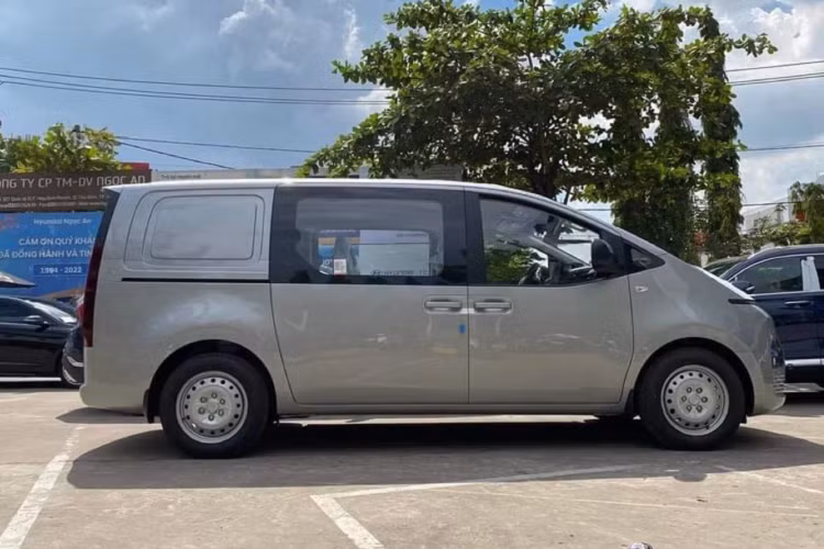 Nếu được phân phối chính hãng trong thời gian sắp tới, Hyundai Staria 2022 mới sẽ trở thành lựa chọn xe MPV cỡ lớn mới mẽ trong phân khúc. Mẫu xe này hứa hẹn sẽ hấp dẫn khách hàng ở thiết kế hiện đại, đi kèm với nhiều trang bị “đồ chơi” tiện nghi và hỗ trợ lái.