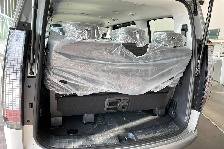 Lấy cảm hứng thiết kế từ tàu vũ trụ. Hyundai Staria 2022 sở hữu thiết kế hiện đại với mặt ca-lăng cỡ lớn, đèn pha và đèn hậu LED. Hyundai Staria 2022 sở hữu kích thước (DxRxC) lần lượt: 5.253 x 1.997 x 1.990 mm. Chiều dài cơ sở: 3.273 mm.