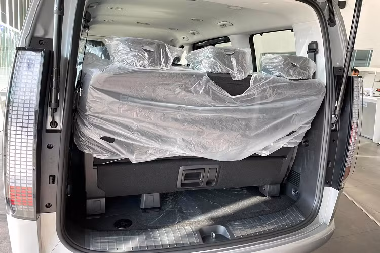 Lấy cảm hứng thiết kế từ tàu vũ trụ. Hyundai Staria 2022 sở hữu thiết kế hiện đại với mặt ca-lăng cỡ lớn, đèn pha và đèn hậu LED. Hyundai Staria 2022 sở hữu kích thước (DxRxC) lần lượt: 5.253 x 1.997 x 1.990 mm. Chiều dài cơ sở: 3.273 mm.