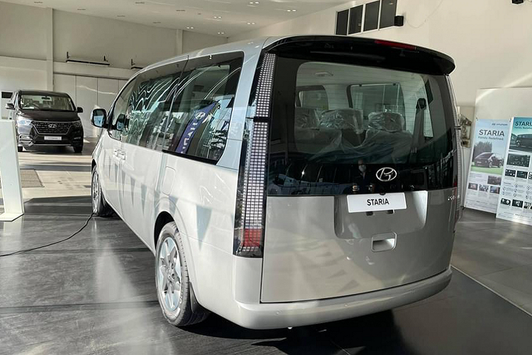 Đi cùng với nhiều trang bị options “đồ chơi” hiện đại như hệ thống thông tin giải trí với màn hình cảm ứng 8 inch, màn hình hỗ trợ lái LCD 10,25 inch, cần số kiểu nút bấm như SantaFe 2021.