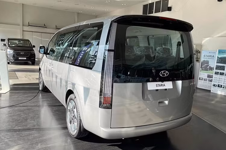 Đi cùng với nhiều trang bị options “đồ chơi” hiện đại như hệ thống thông tin giải trí với màn hình cảm ứng 8 inch, màn hình hỗ trợ lái LCD 10,25 inch, cần số kiểu nút bấm như SantaFe 2021.