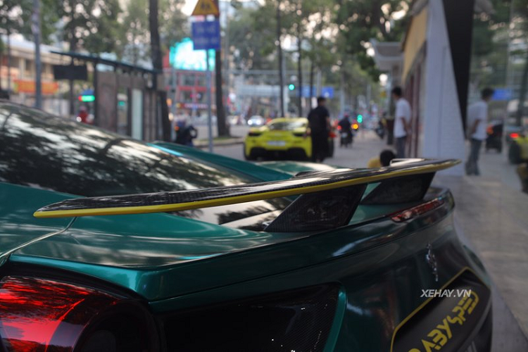 Cuối cùng, Ferrari 488 GTB này được trang bị thêm bộ chip Novitec N-Tronic, giúp khối động cơ tăng áp kép V8 3.9L mạnh tới 756 mã lực (tăng 95 mã lực so với nguyên bản) và mô-men xoắn cực đại đạt mức 877 Nm (tăng 117 Nm).