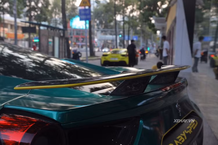 Cuối cùng, Ferrari 488 GTB này được trang bị thêm bộ chip Novitec N-Tronic, giúp khối động cơ tăng áp kép V8 3.9L mạnh tới 756 mã lực (tăng 95 mã lực so với nguyên bản) và mô-men xoắn cực đại đạt mức 877 Nm (tăng 117 Nm).