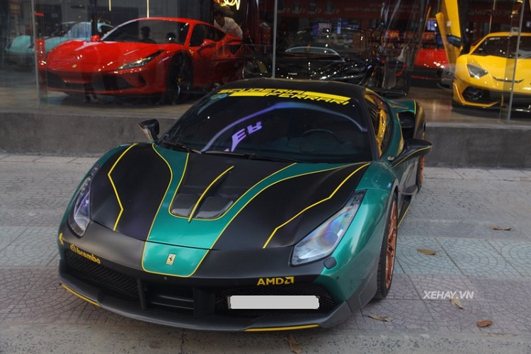 Chưa hết, "siêu ngựa" còn được nâng cấp thêm bộ bodykit Novitec Rosso bổ sung nhiều chi tiết làm từ sợi carbon như líp cản trước, ốp sườn, cánh chia gió ngay hốc gió phía sau, cánh gió cỡ lớn... và nắp ca-pô từ Misha Designs.