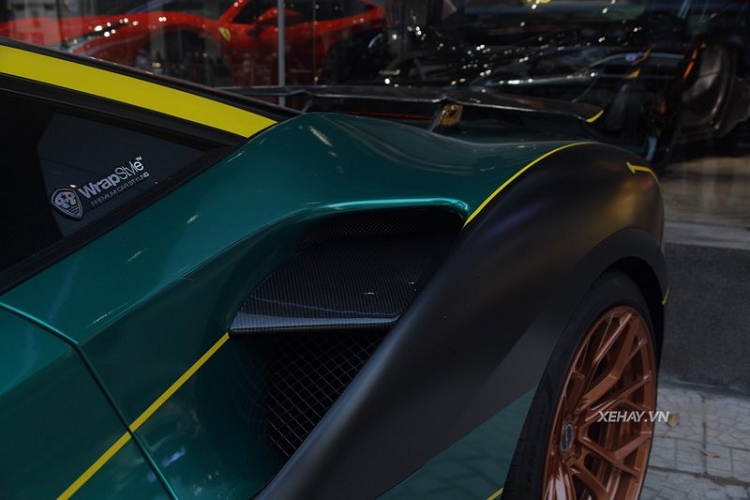 Tại Việt Nam, giá xe Ferrari 488 GTB dao động ở khoảng 15 - 18 tỷ đồng, gấp 3 lần so với giá bán tại thị trường châu Âu, tất nhiên đó là còn chưa gồm các tùy chọn hay nâng cấp nào.