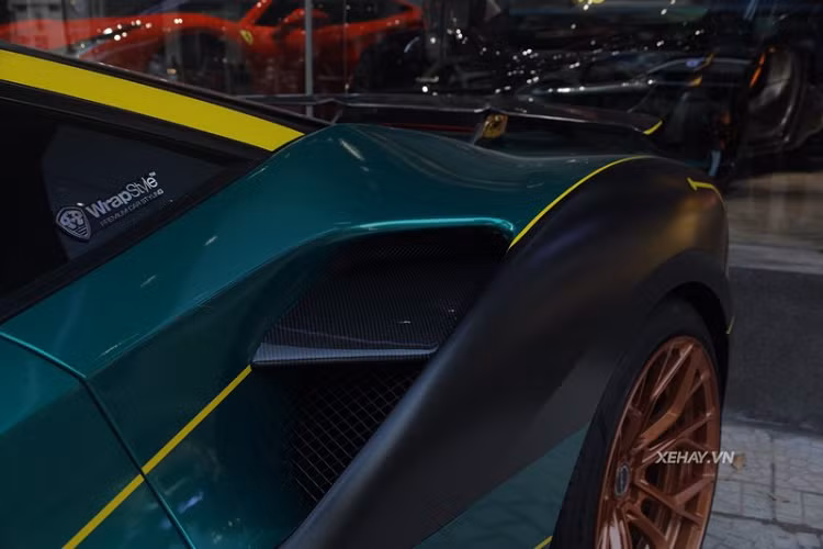 Tại Việt Nam, giá xe Ferrari 488 GTB dao động ở khoảng 15 - 18 tỷ đồng, gấp 3 lần so với giá bán tại thị trường châu Âu, tất nhiên đó là còn chưa gồm các tùy chọn hay nâng cấp nào.